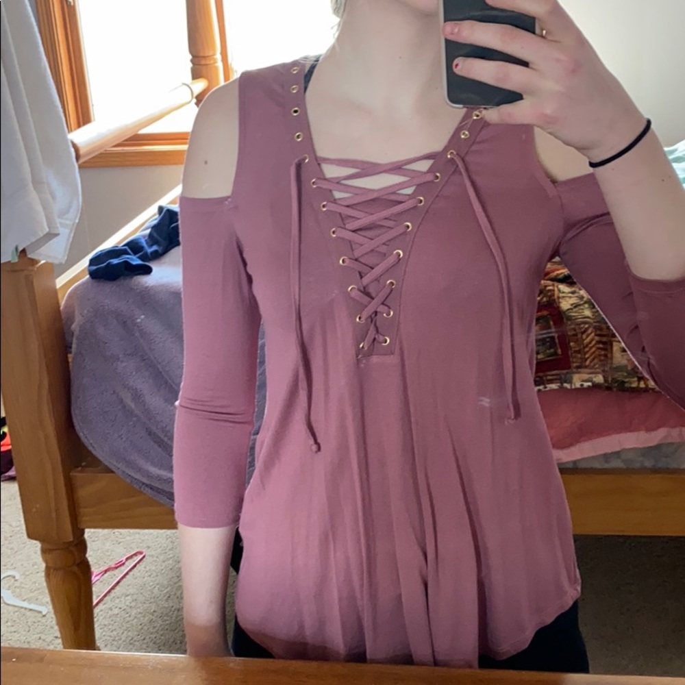 V-neck. Shoulder cut outs. Soft/Stretchy material.
